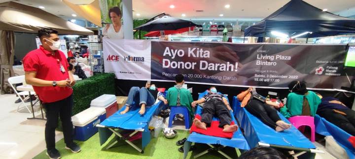 Kegiatan Donor Darah di Ace Hardware Living Plaza Bintaro.(eka)