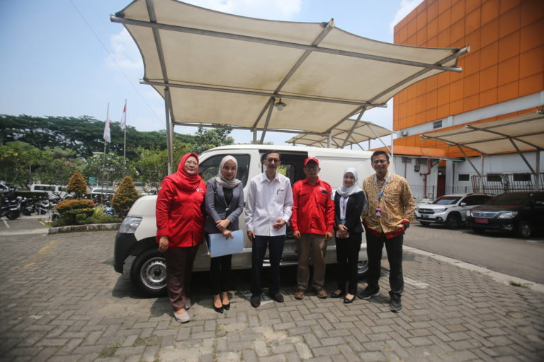 Palang Merah Indonesia (PMI) Tangerang Selatan menerima hibah satu unit mobil dari Bank BJB di Unit Donor Darah (UDD) PMI Tangerang Selatan, Rabu (25/9/2024)