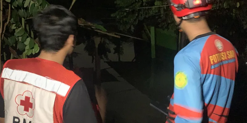 PMI Kota Tangsel Bantu Evakuasi Warga Terdampak Banjir di Kelurahan Setu