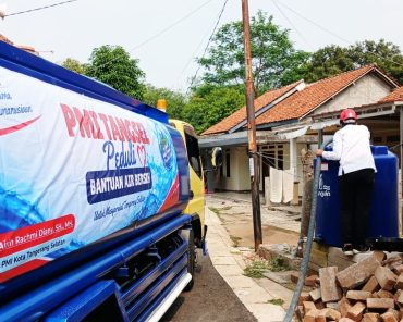 PMI TANGSEL SALURKAN 16.000 LITER AIR BERSIH, PEKAN KEDUA AKSI KEMANUSIAAN DI KERANGGAN DAN KOCEAK