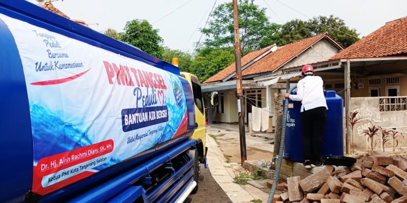 PMI TANGSEL SALURKAN 16.000 LITER AIR BERSIH, PEKAN KEDUA AKSI KEMANUSIAAN DI KERANGGAN DAN KOCEAK