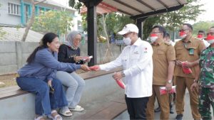 Wakil Wali Kota Tangsel Pilar Saga Ichsan membagikan masker di Pondok Aren