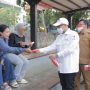 Wakil Wali Kota Tangsel Pilar Saga Ichsan membagikan masker di Pondok Aren